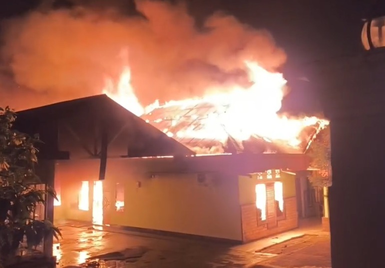 Rumah Milik Notaris Selviana Valentine di Jalan Musium Kota Bengkulu Terbakar