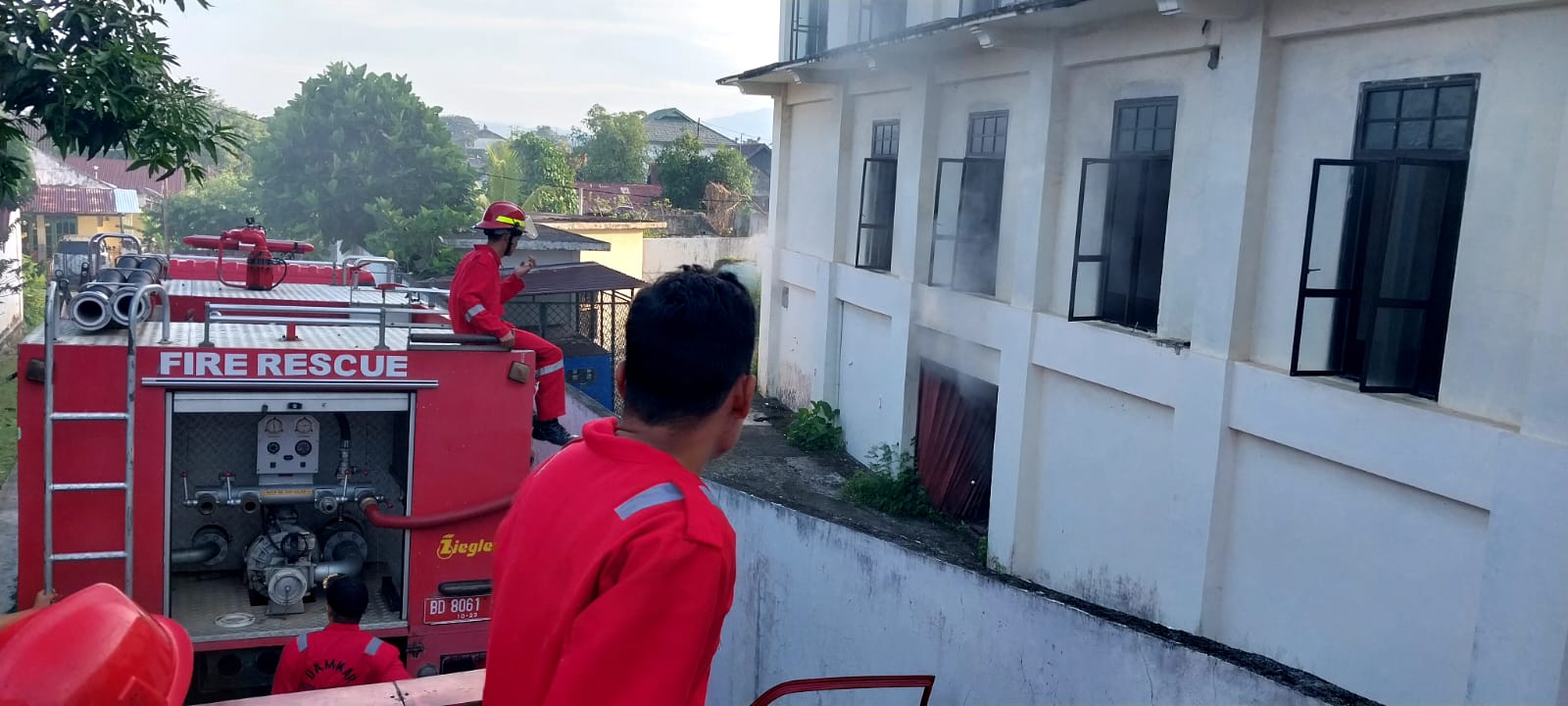 Gedung Eks PMI Anggut Atas Terbakar