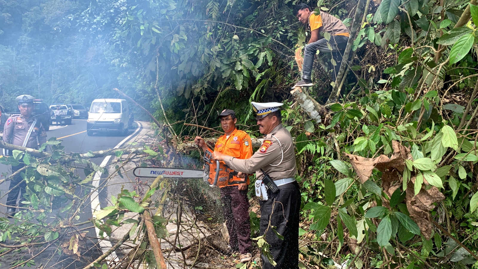 Jelang Libur Nataru, Satlantas Polres Kepahiang Bersihkan Jalur Gunung