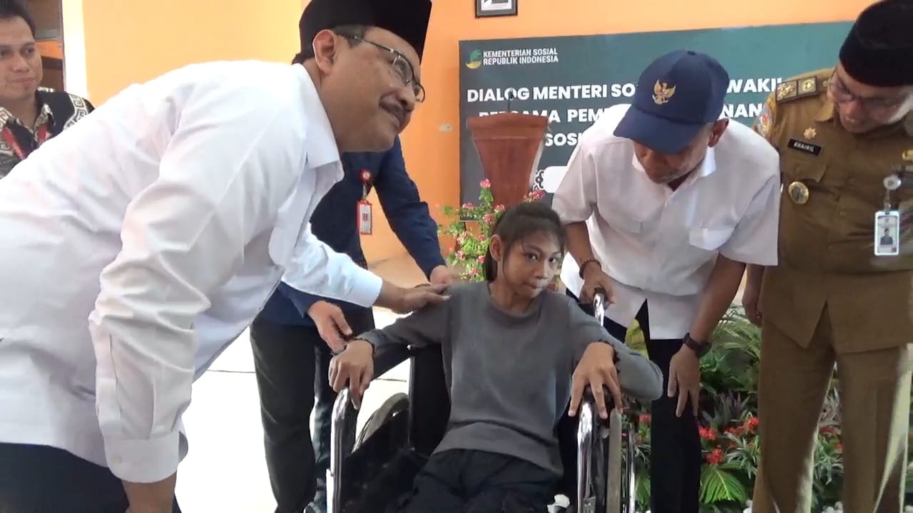 Menteri Sosial Republik Indonesia Antarkan Langsung Bansos ke Sejumlah Warga di Kota Bengkulu 