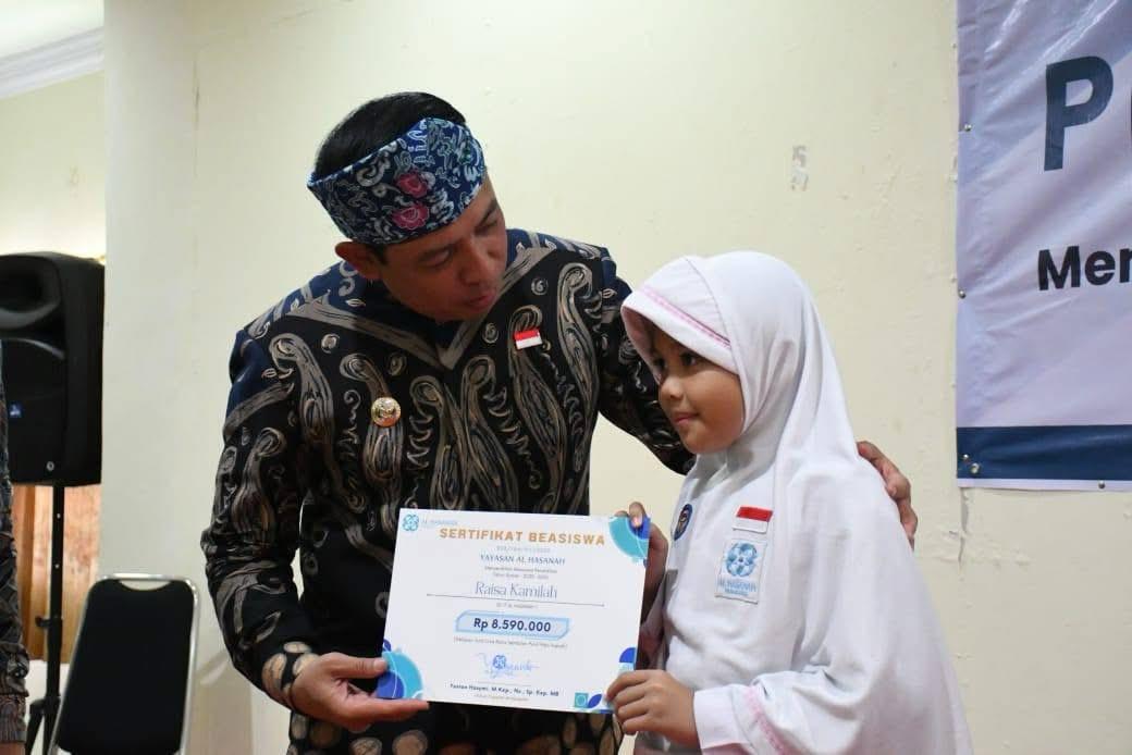 Wali Kota Bengkulu Salurkan Bantuan Beasiswa dari Yayasan Al Hasanah