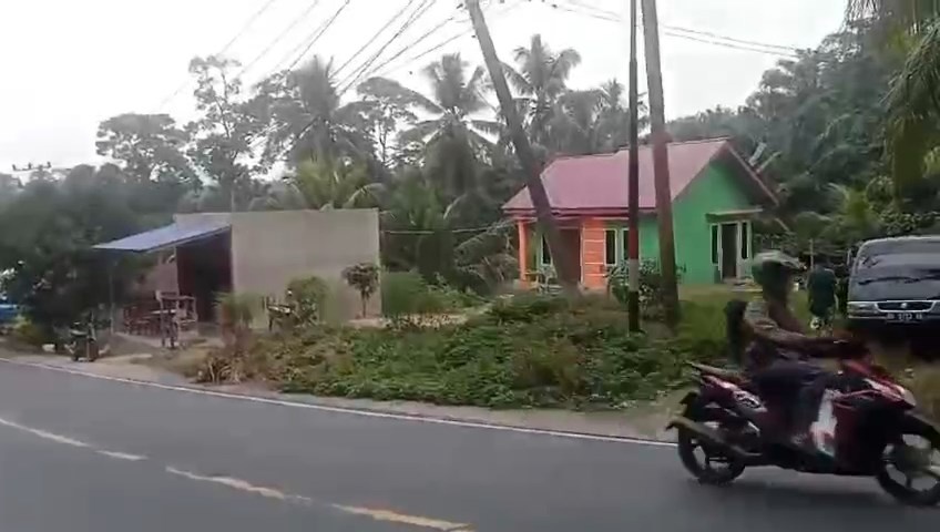 WASPADA. Tiang Listrik di Jalan Lintas Barat Sumatera Ancam Pengendara dan Rumah Warga
