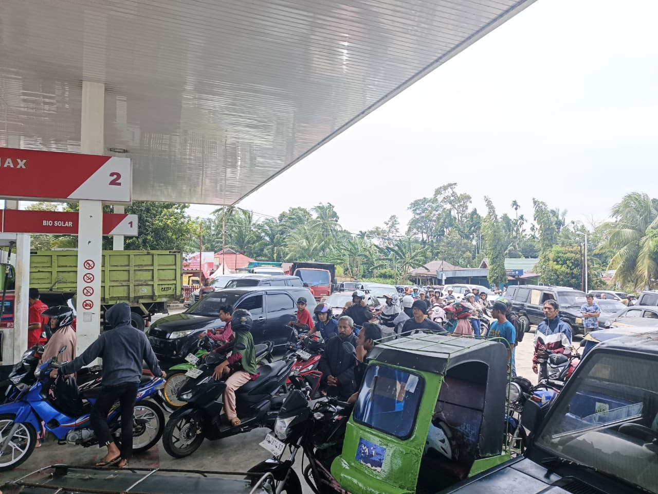 Antrean Kendaraan Beli BBM di SPBU Datar Ruyung Bengkulu Utara Mengular Sejauh 4 Kilometer