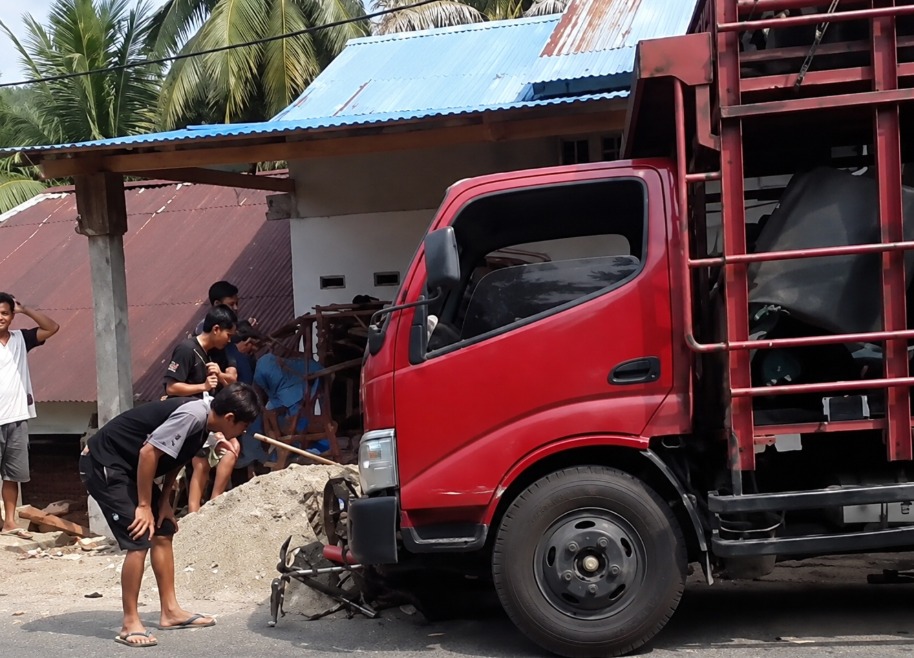 Diduga Rem Blong, Truk Angkut Motor Baru Tabrak Terios dan Motor Kebun di Seluma