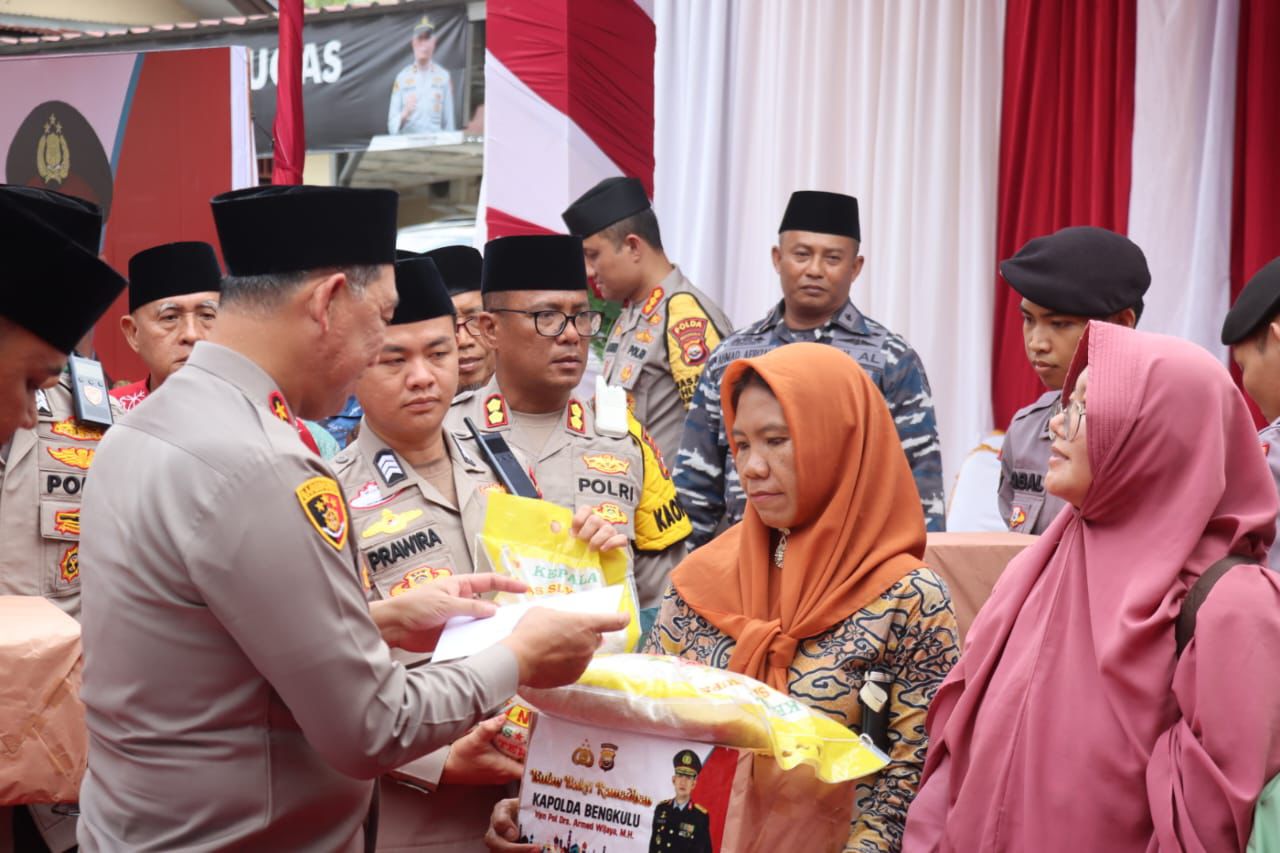 Gencarkan Kegiatan Bantuan Sosial, Kapolda Bengkulu Serahkan 100 Paket Sembako Untuk Warga di Bengkulu Selatan