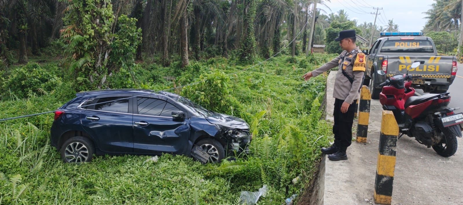 Tabrak Pembatas Jalan, Mobil Suzuki Baleno yang Dikemudikan Pensiunan Hakim Terguling di Seluma