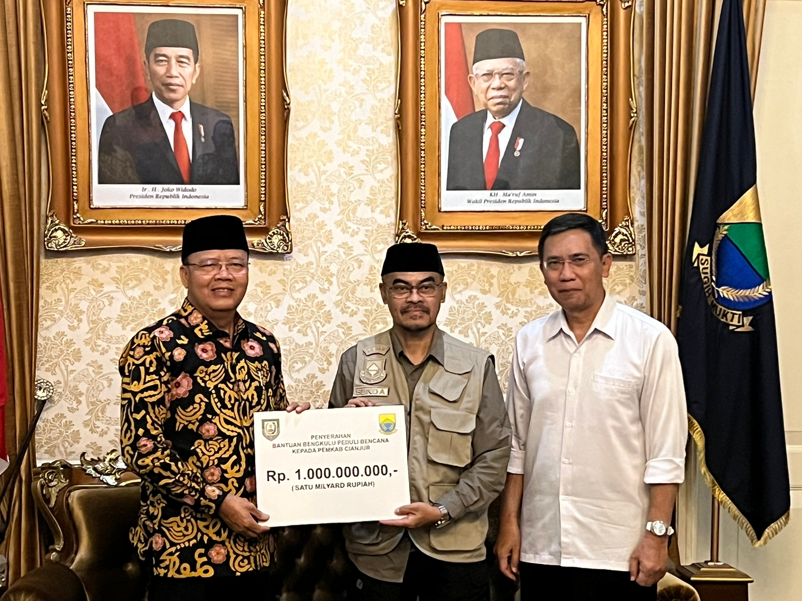 Gubernur Rohidin Serahkan Bantuan Gedung untuk Warga Cianjur