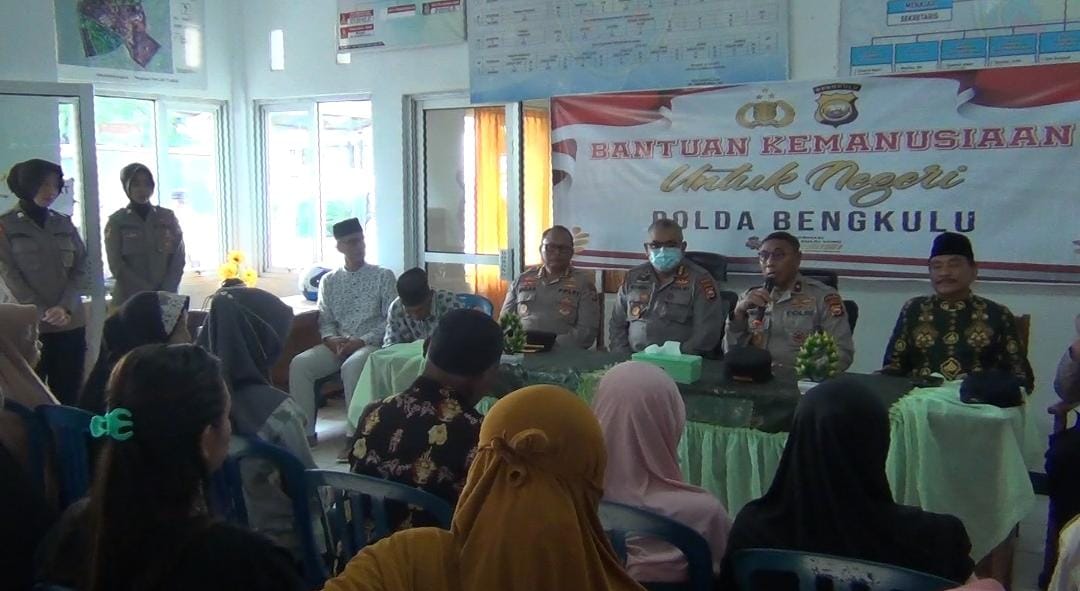 Polda Bengkulu Salurkan 120 Paket Sembako di Malabero