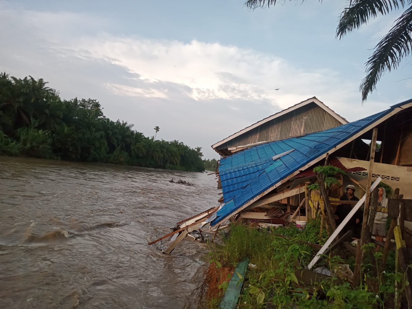 Dapur Rumah Warga Kembang Mumpo Seluma Amblas Terbawa Arus Sungai Alas 