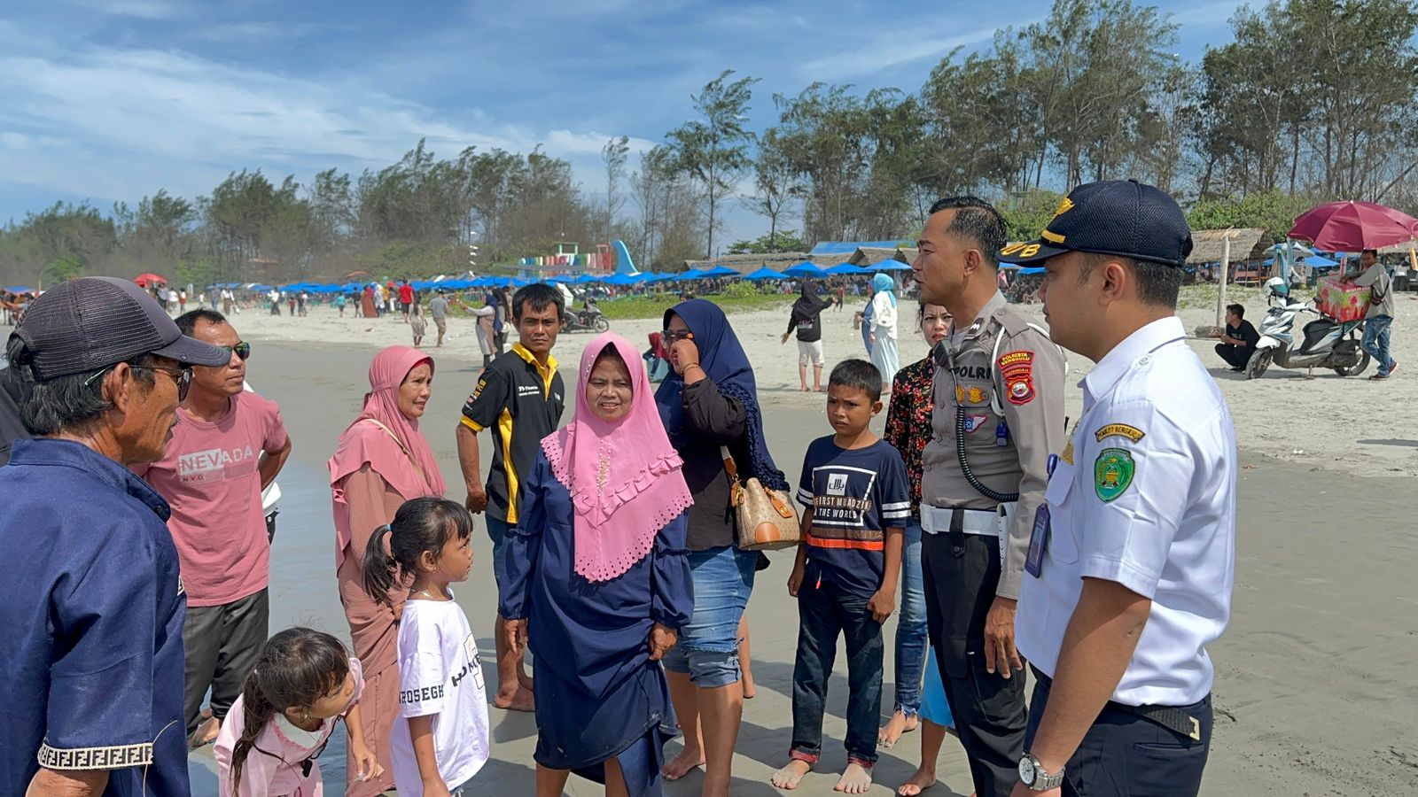 Pengunjung Pantai Panjang Ramai, Namun Masih Banyak yang Bandel Mandi di Laut