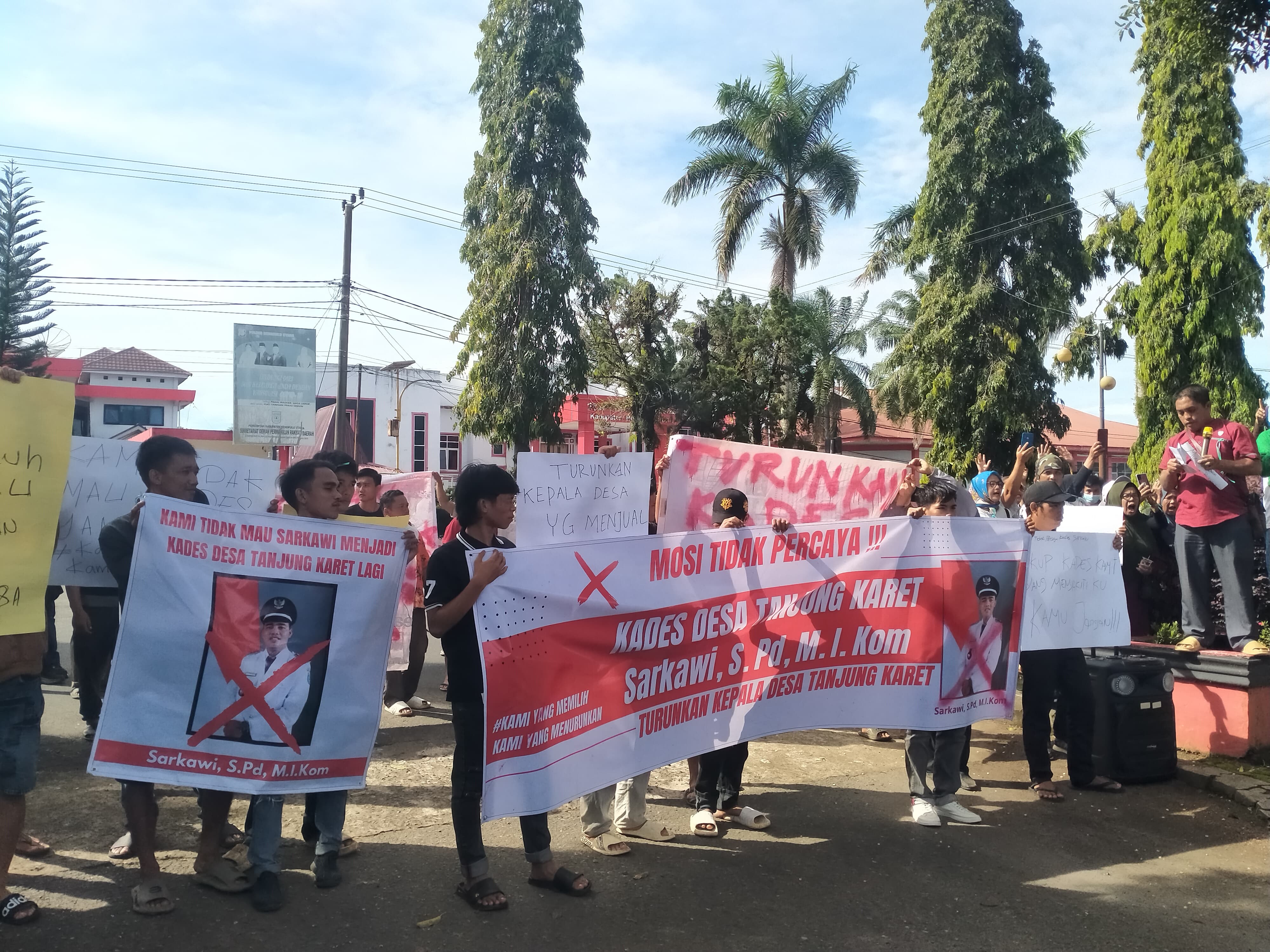 Warga Desa Tanjung Karet Bengkulu Utara Aksi Damai ke Kantor Bupati, Minta Kades Dicopot
