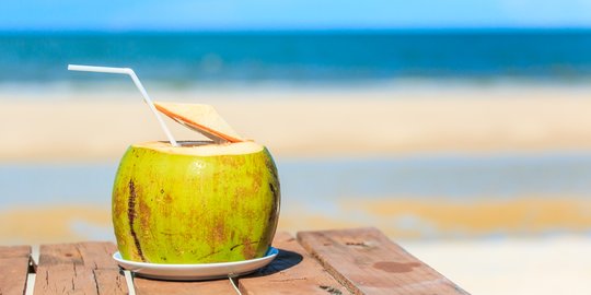 Liburan ke Pantai Sambil Minum Air Kelapa, Berikut 12 Manfaatnya untuk Tubuh