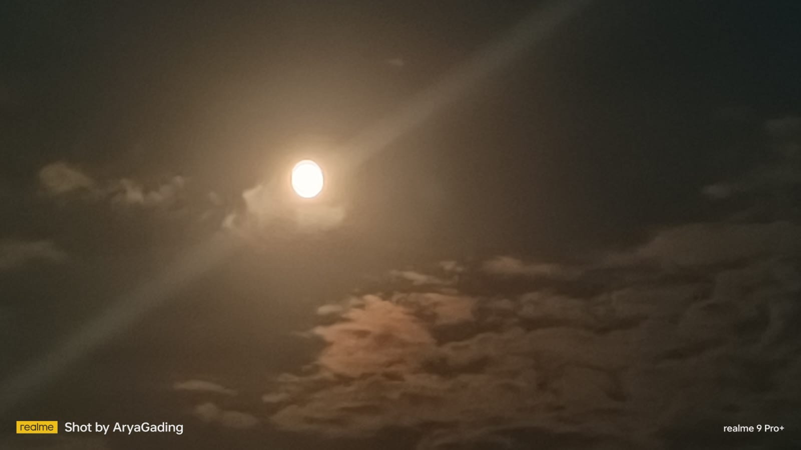 Subhanallah, Fenomena Supermoon Terlihat di Langit Seluma Malam