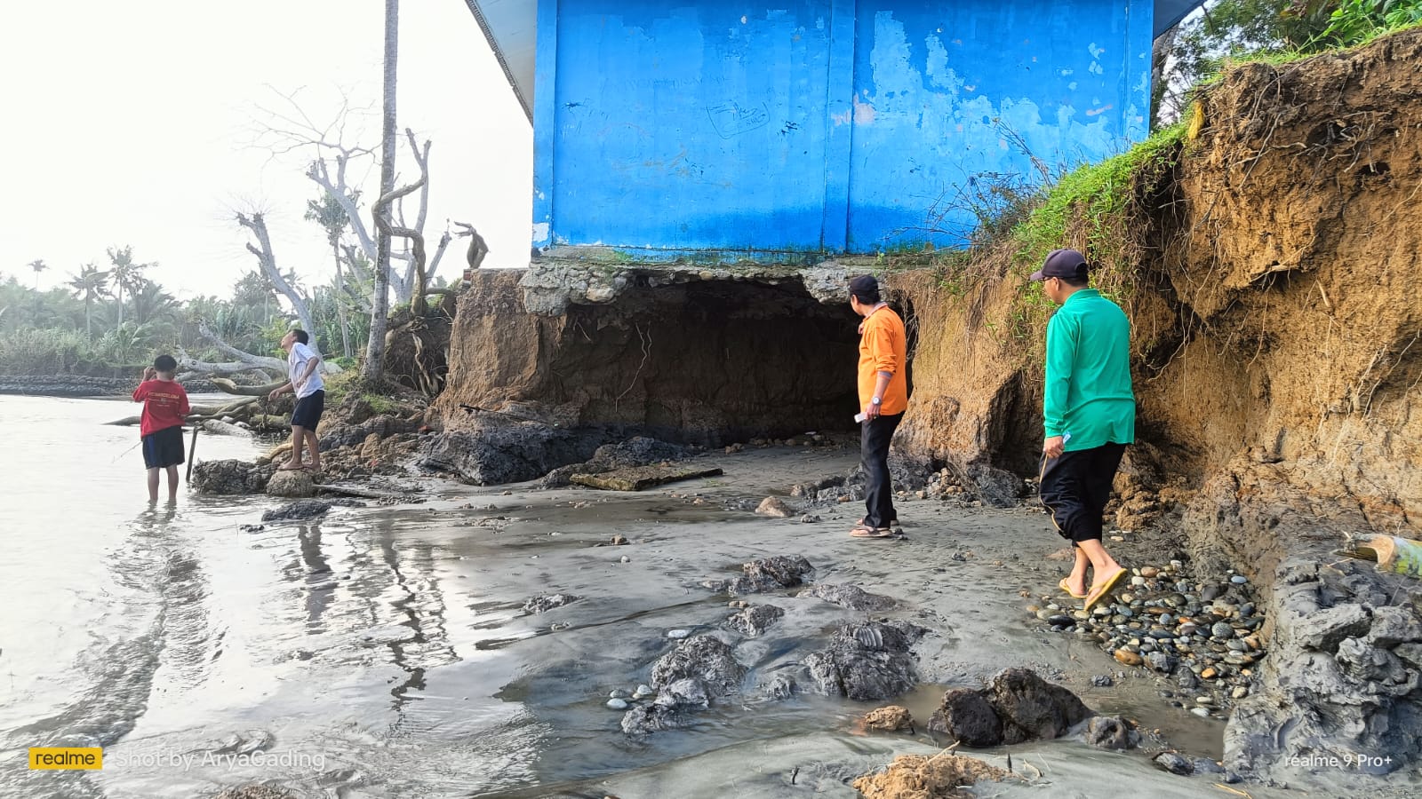 Dampak Abrasi, TPI dan Pelabuhan Mini Desa Ketapang Baru Ambruk