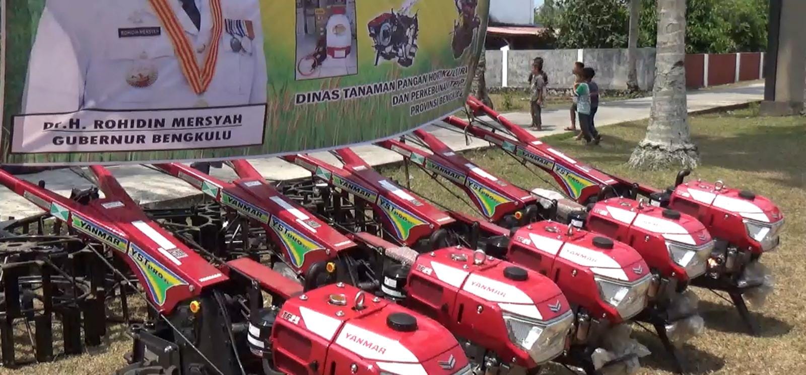Gubernur Bengkulu Bagikan 5 Unit Hand Traktor dan 14 Hand Sprayer untuk Poktan Kaur