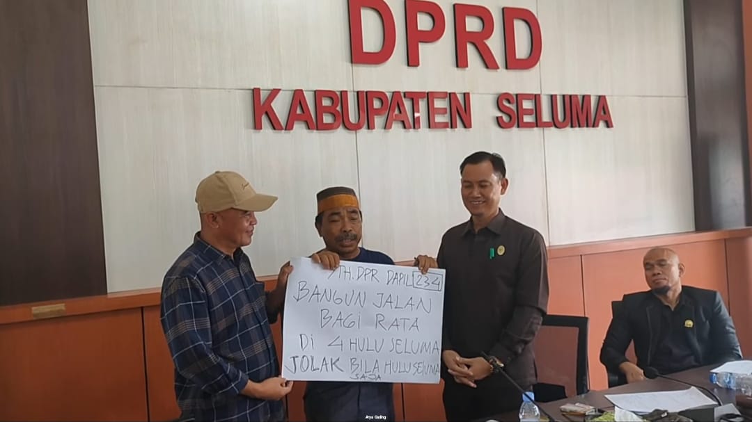 Mantan Anggota DPRD Seluma Bawa 'Poster' Minta Pemkab Bersikap Adil