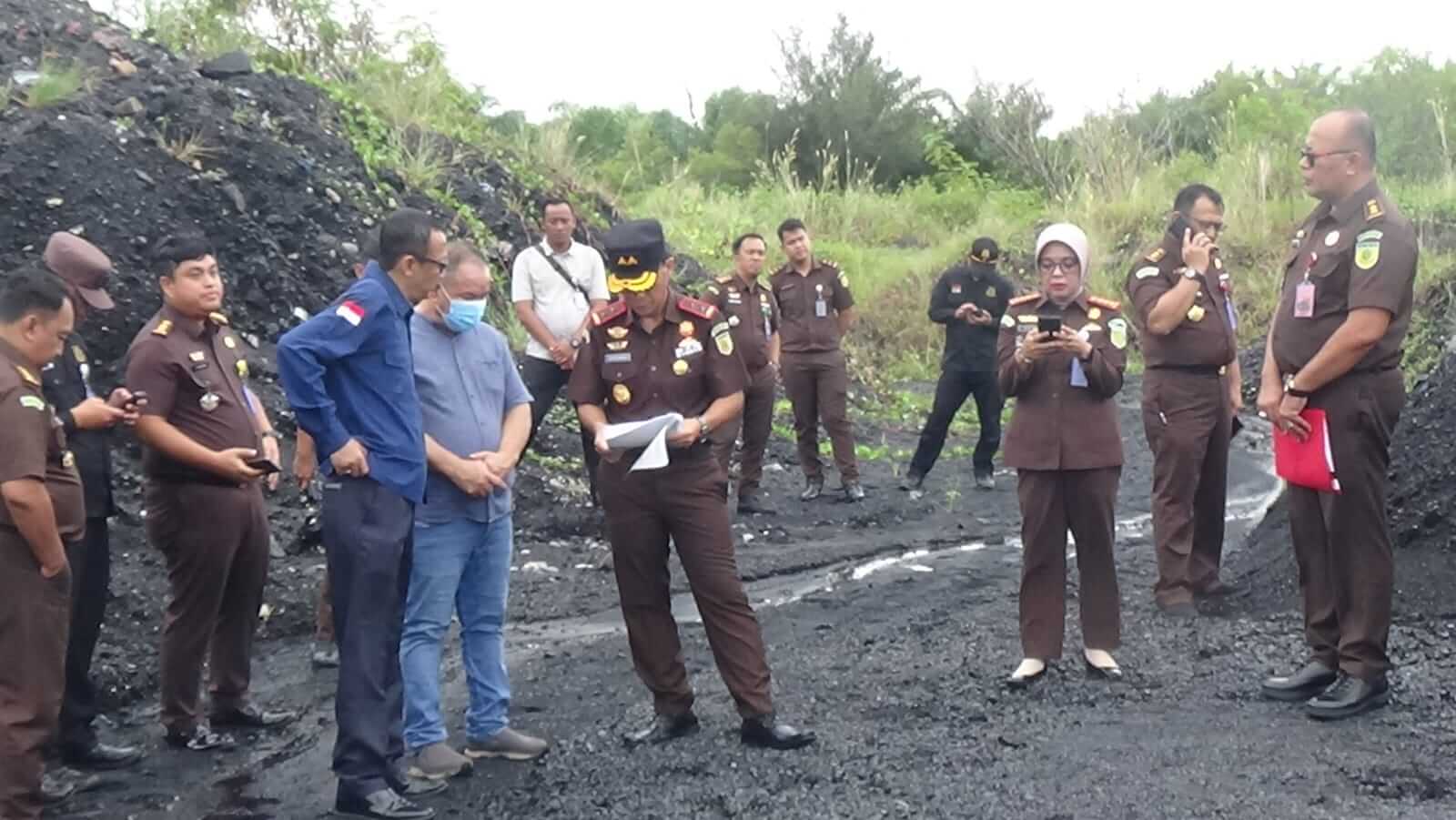 Kajati Bengkulu Victor Cek Barang Bukti Stockpile dan Workshop Milik Tersangka Bebby Hussy