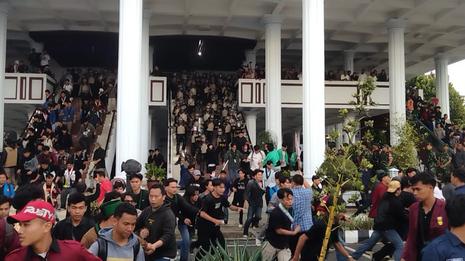 Demo Mahasiswa Bengkulu Ricuh, Mahasiswa Lempar Gedung DPRD Provinsi Bengkulu dengan Botol dan Kayu