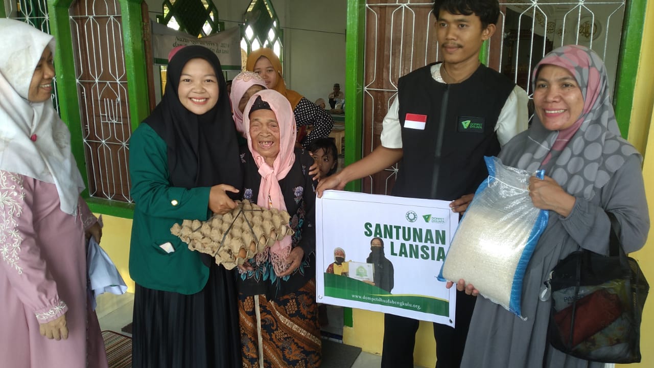 Puluhan Lansia Sidomulyo Terima Santunan Sembako dari Dompet Dhuafa 