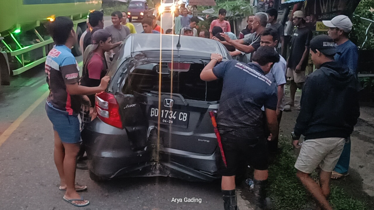 Salah Injak Pedal, Honda Jazz di Seluma Meluncur Masuk Rumah Tetangga