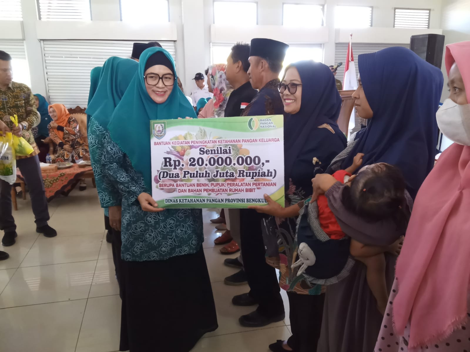 TP PKK Provinsi Bagi-bagi Bantuan di Kaur. Ada Bantuan Ketahanan Pangan Rp 20 Juta hingga Gerobak