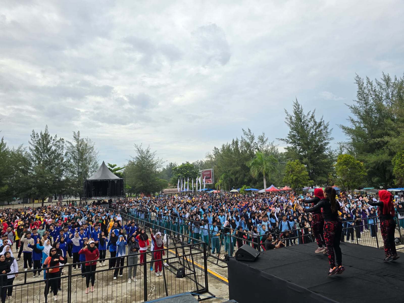 Rangkaian Peluncuran Maskot dan Jingle Pilgub Bengkulu, Ribuan Masyarakat Senam di Sport Center 