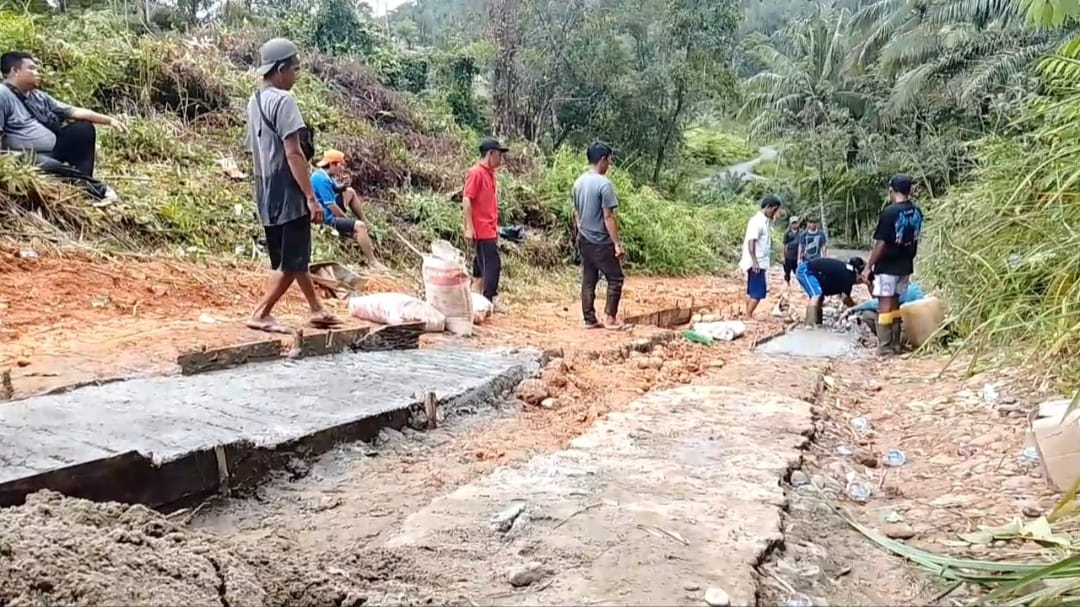 Tak Bisa Berharap Banyak dan Akses Sulit, Warga Desa Lubuk Terentang Bangun Jalan Secara Swadaya
