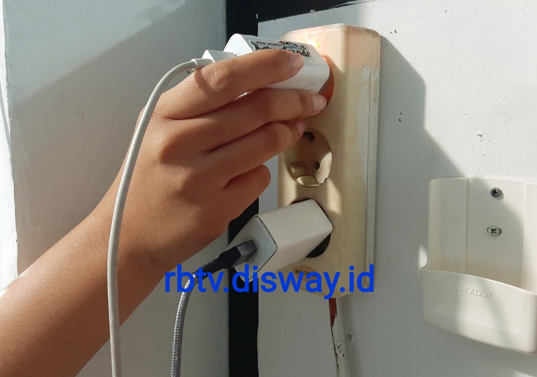 Bahaya Charger HP Dicolok Terus di Stopkontak Ternyata Tidak Main-main, Ini Daftarnya 