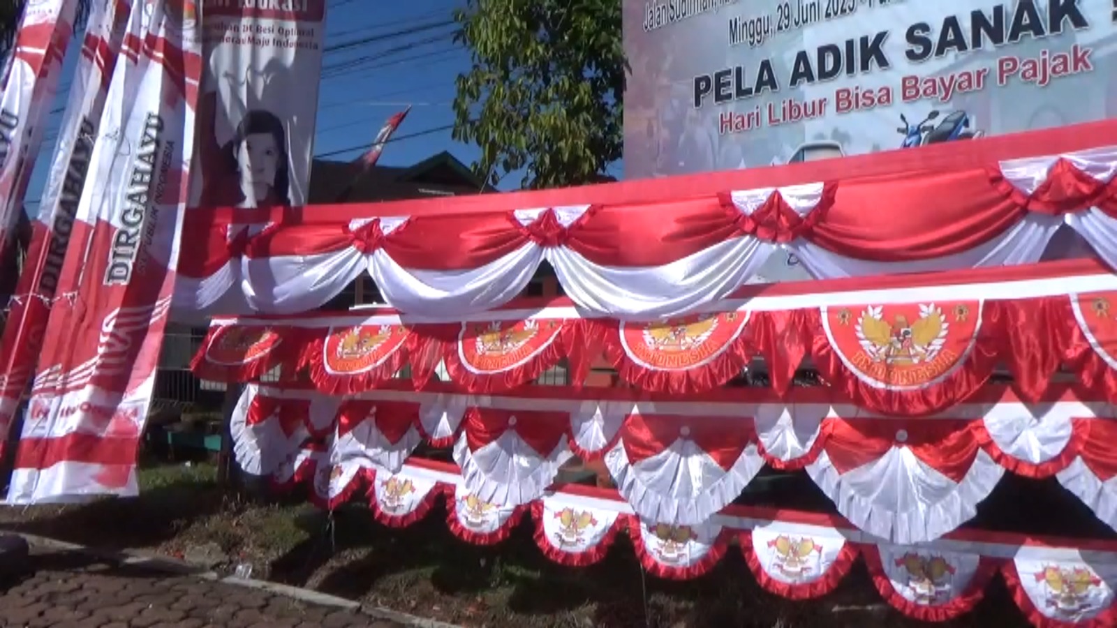 Jelang HUT RI, Pedagang Bendera Musiman Mulai Marak di Arga Makmur