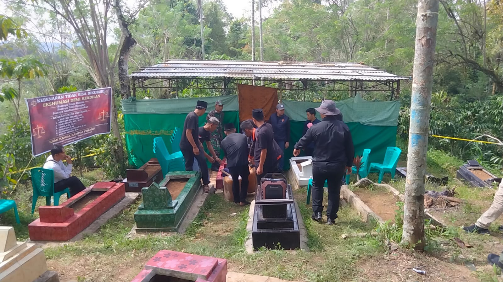 Disaksikan Warga, Polisi Bongkar Makam Gita, Demi Kepastian Penyebab Kematian