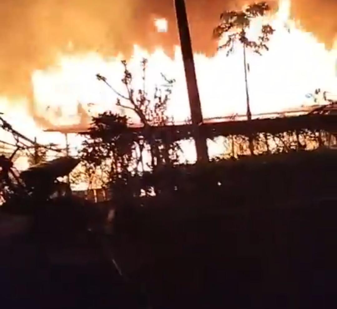 Diduga Berawal dari Tungku Dapur, Satu Rumah Warga di Giri Mulya Ludes Terbakar