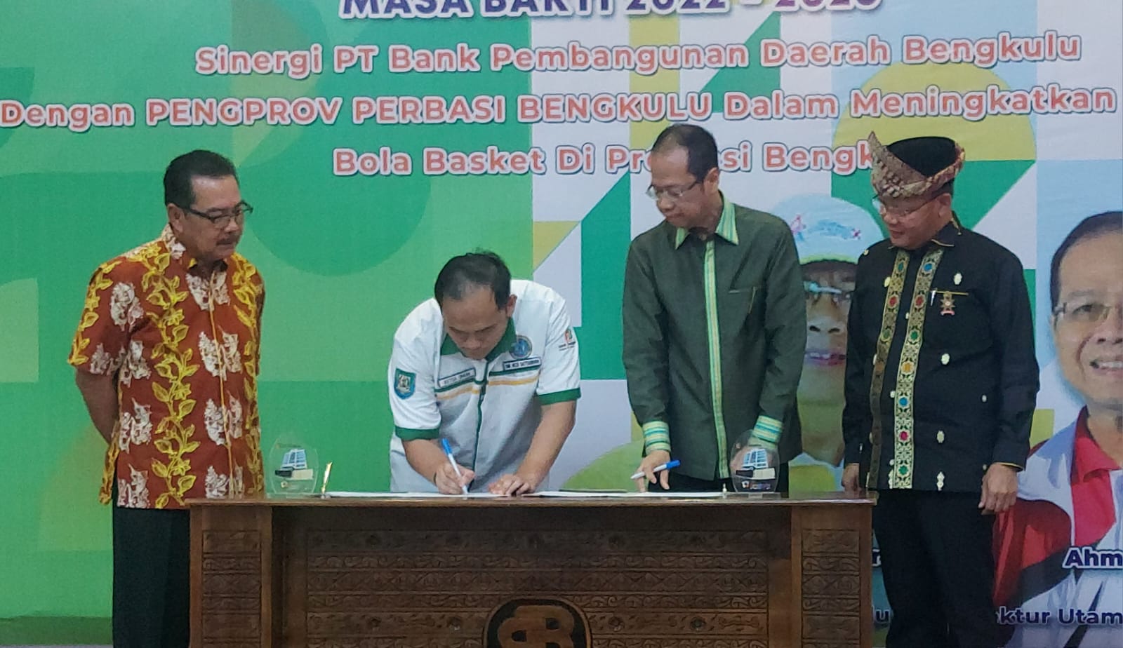 Disaksikan Pangeran dan Sri Sultan, Dirut Bank Bengkulu Jadi Bapak Asuh Pengprov Perbasi