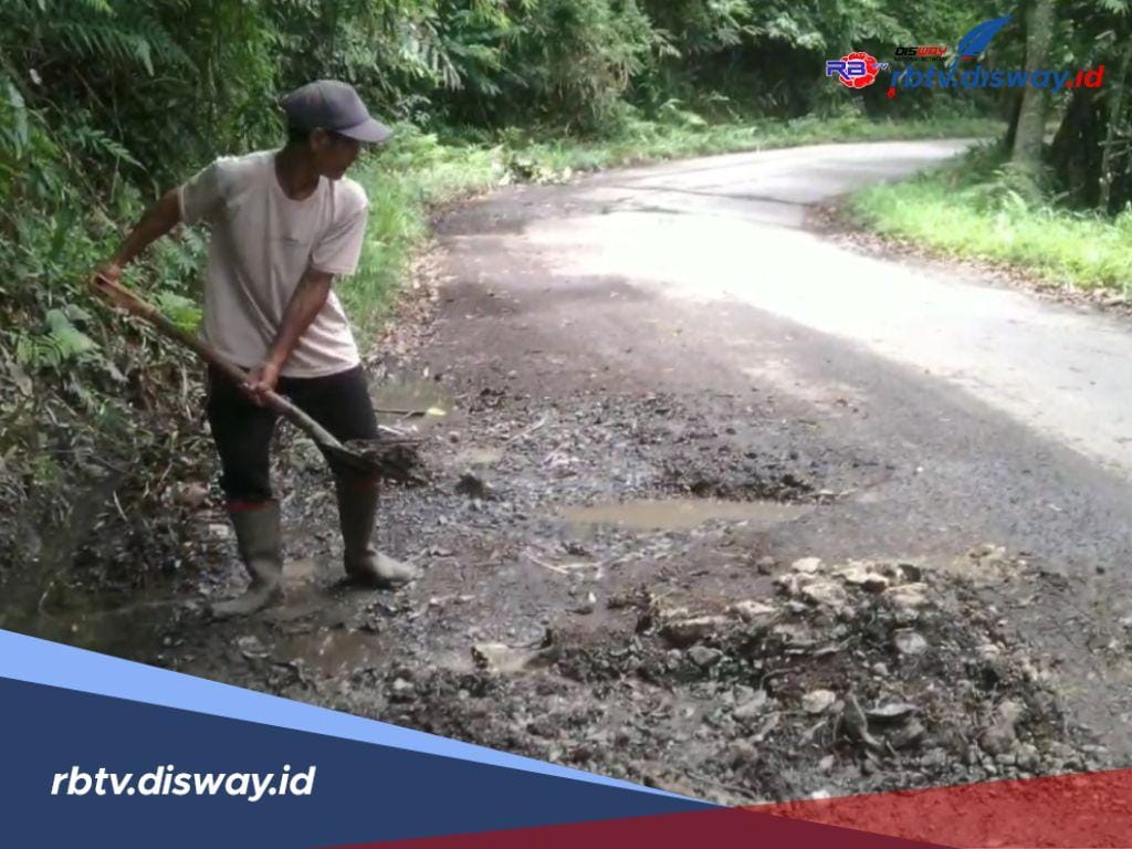 Jalan Berlubang dan Amblas, Ini yang Dilakukan Masyarakat Kota Donok