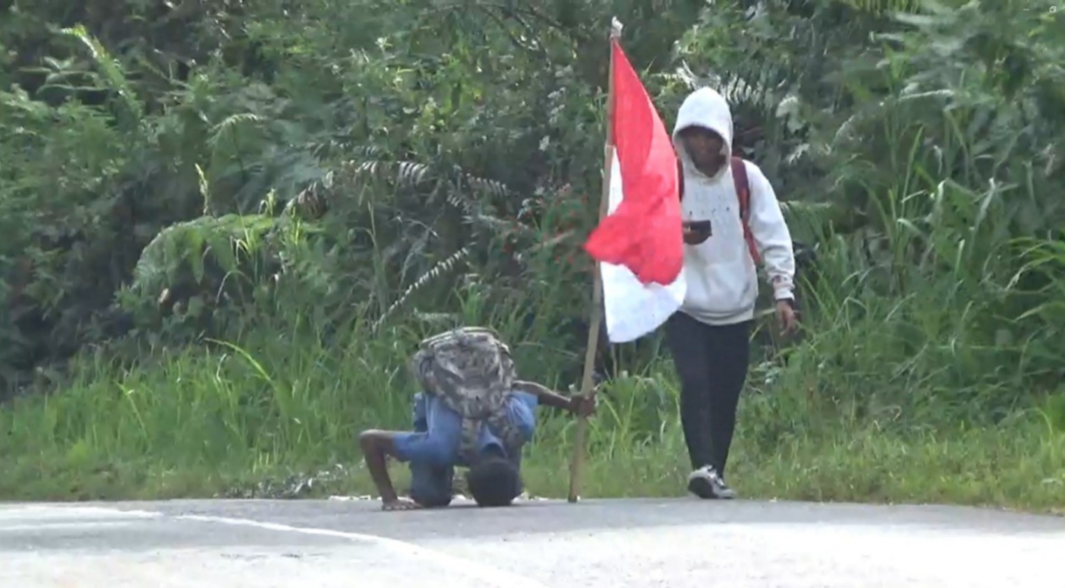 Cakadanya Menang Pilkada 2024 Lebong, Pria Ini Bayar Nazar Berjalan Kaki PP dari Lebong-Kota Bengkulu