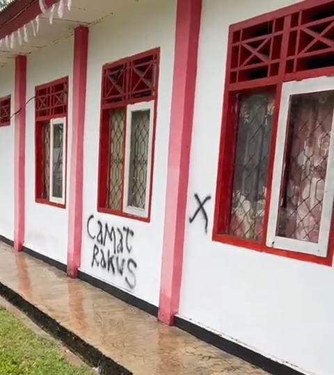 Waduh, Dinding Kantor Camat Batik Nau Dicoret “Camat Rakus”, Kok Bisa?