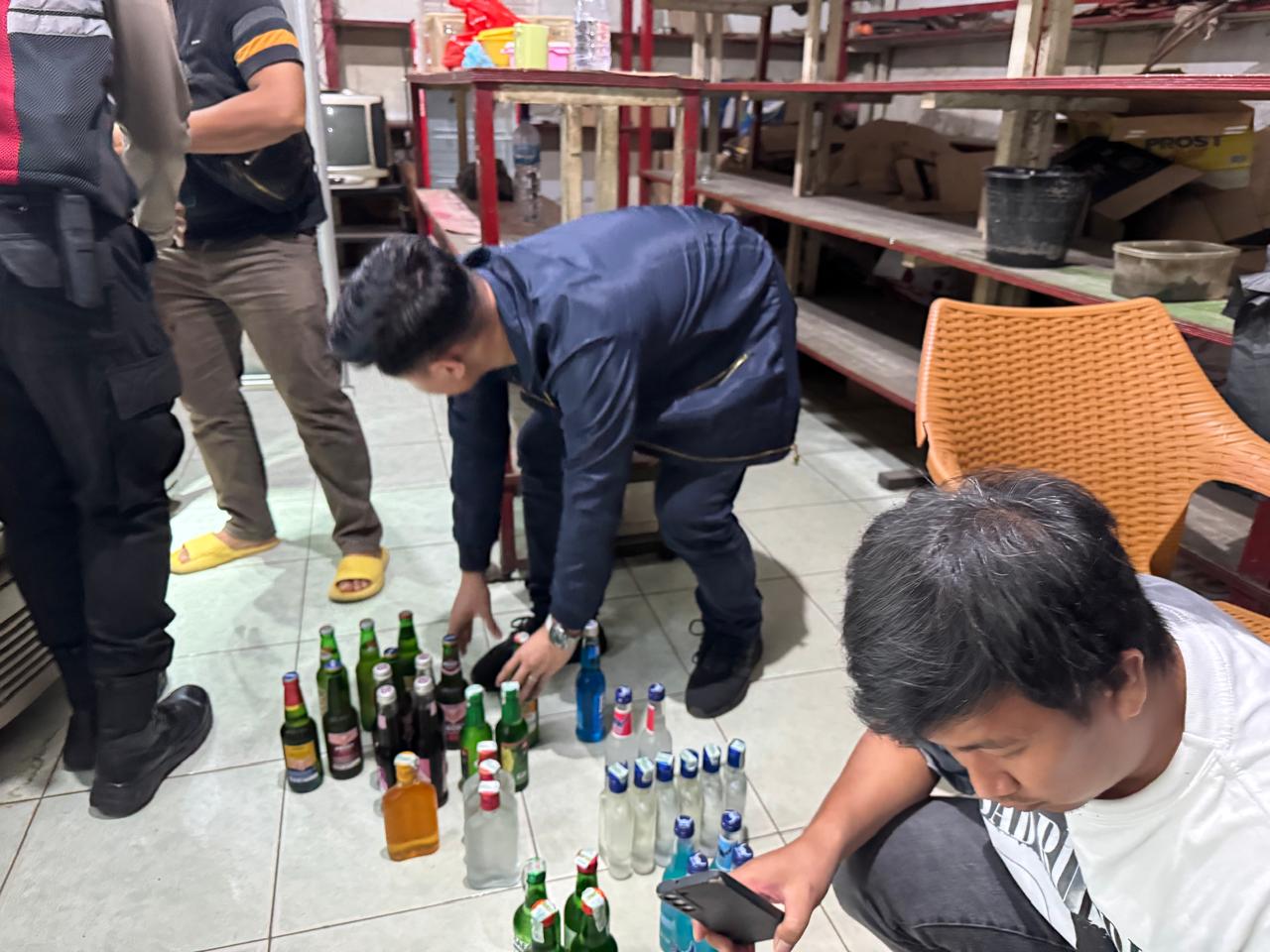 Polresta Bengkulu Razia Toko Penjual Miras Tanpa Izin Edar 