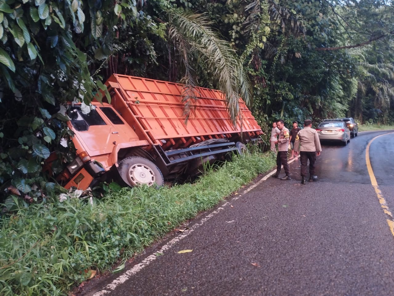 Kronologis Truk Fuso Orange Terperosok di Jalan Lintas Bengkulu-Manna