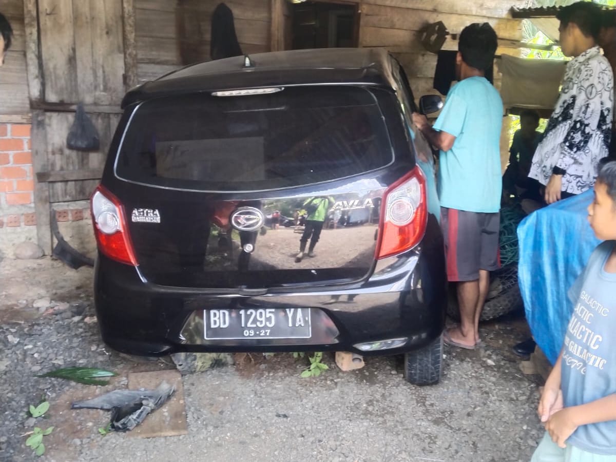 Melebar  di Tikungan, Ayla Hantam Pengendara Motor dan Rumah Warga Air Teras