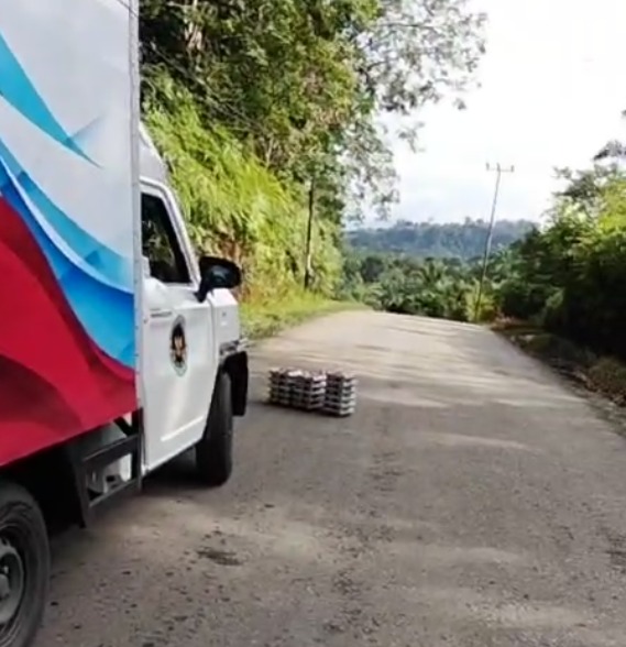 Truk Sawit Terguling di Tanjakan, MBG di Seluma Disalurkan Secara Estafet