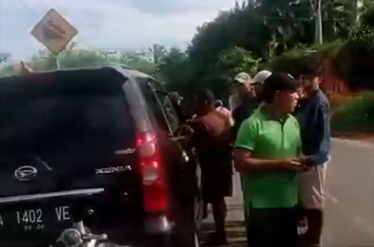 Warga Geger Temukan Mobil Parkir dengan Sopir Sudah Meninggal Dunia