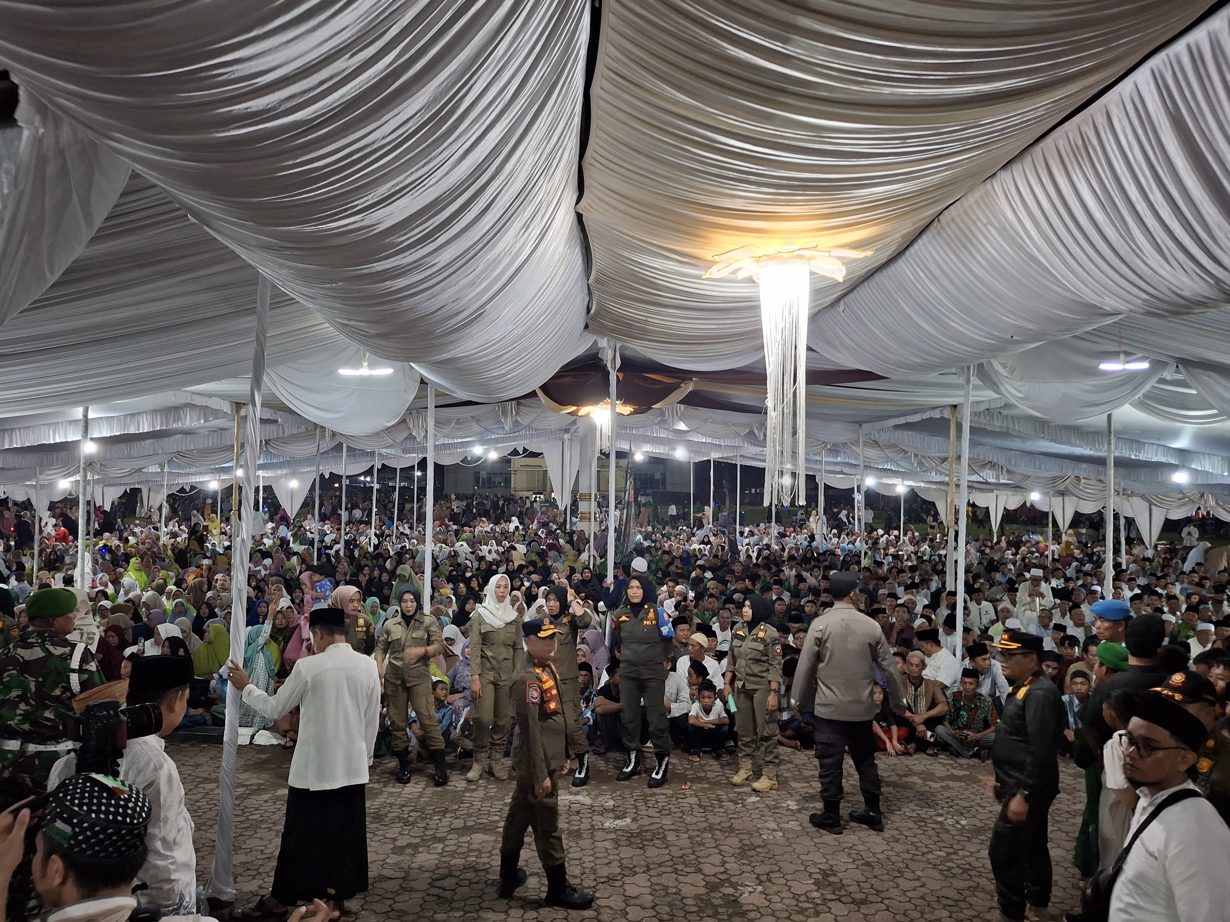Ribuan Warga Bengkulu Selatan Sambut Ustad Kondang Abdul Somad di Balai Sekundang