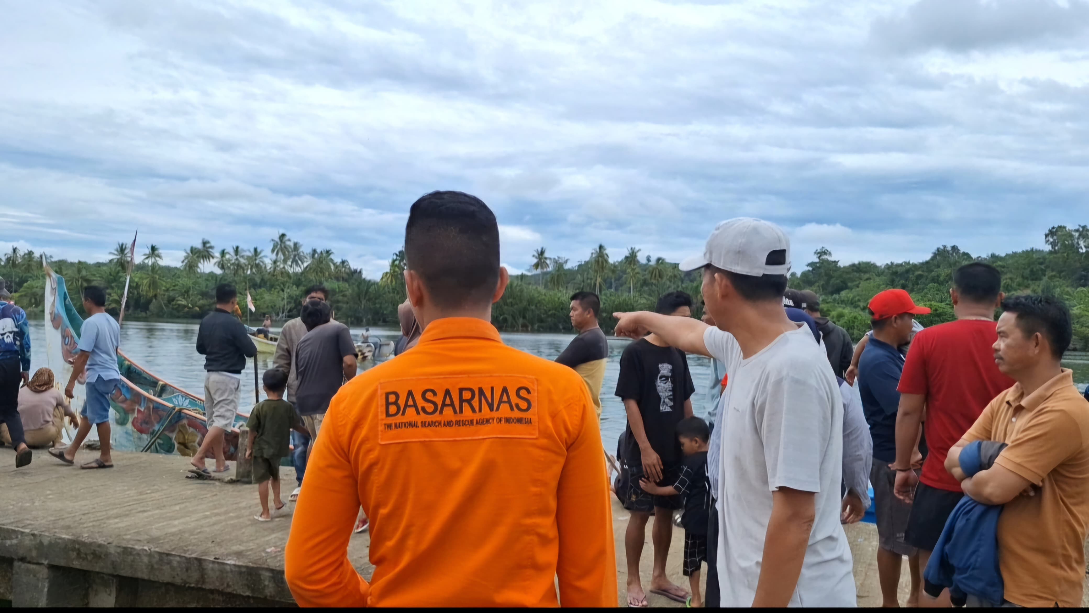 Diduga Hanyut, Wakil Bupati Mukomuko Rahmadi AB ke Lokasi Memantau Pencarian di Sungai Batang Muar