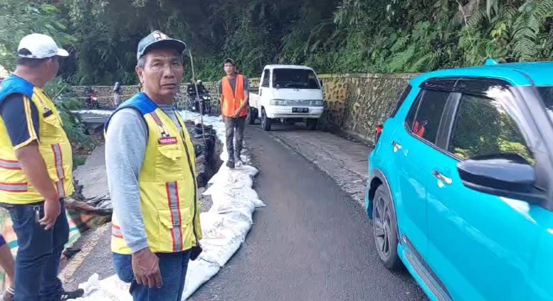 Jalan Liku Sembilan Amblas, Petugas Lakukan Sistem Buka Tutup Jalur 