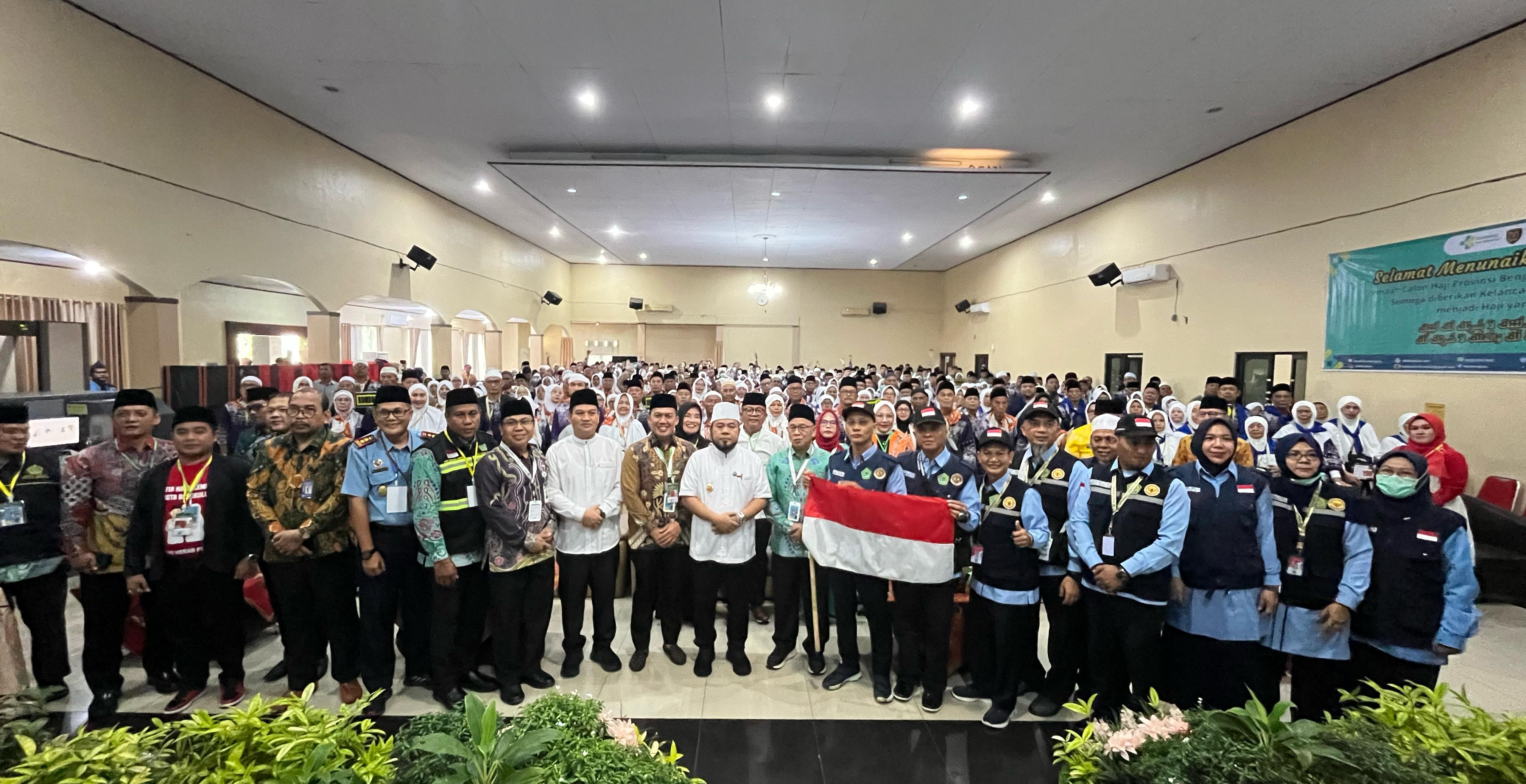 Gubernur Helmi Hasan Lepas 423 CJH Kloter Pertama Bengkulu ke Tanah Suci