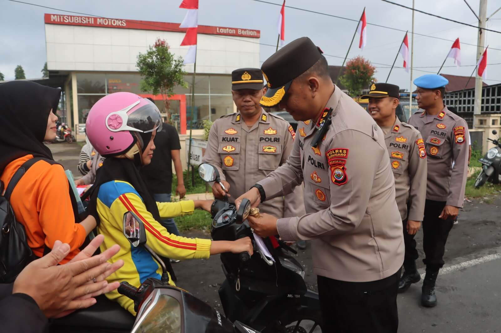 Semarak HUT RI ke-80: Polres Kepahiang Bagikan Ratusan Bendera Merah Putih dan Gerakan Pangan Murah