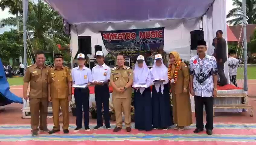 Marak Pungutan Sekolah, Kabupaten Ini Justru Bagikan 6.000  Seragam Sekolah Gratis