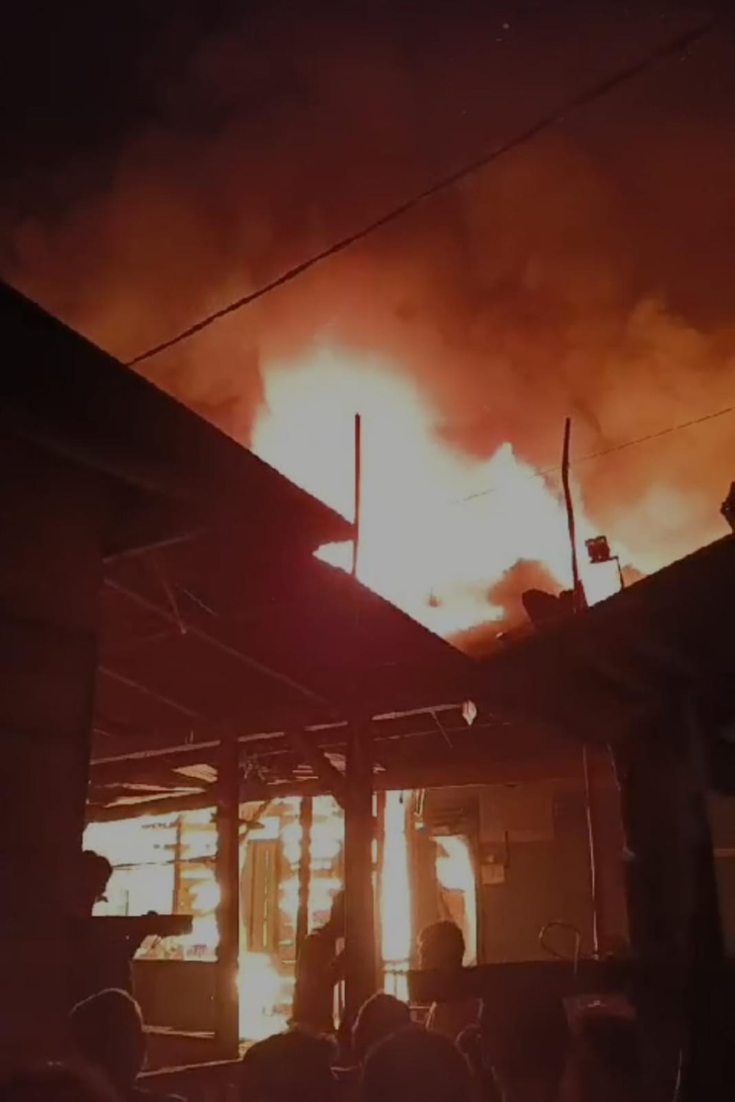 Lebih dari 5 Ludes Terbakar di Kawasan Rumah Padat Penduduk, Mobil Damkar Kesulitan Masuk Untuk Padamkan Api