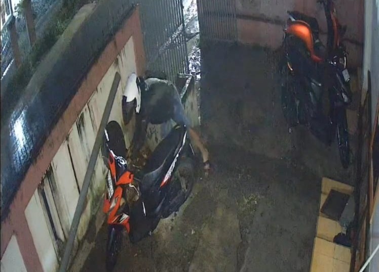 Hujan Deras, 2 Pelaku Curanmor Terekam CCTV Beraksi di Kos Mahasiswi