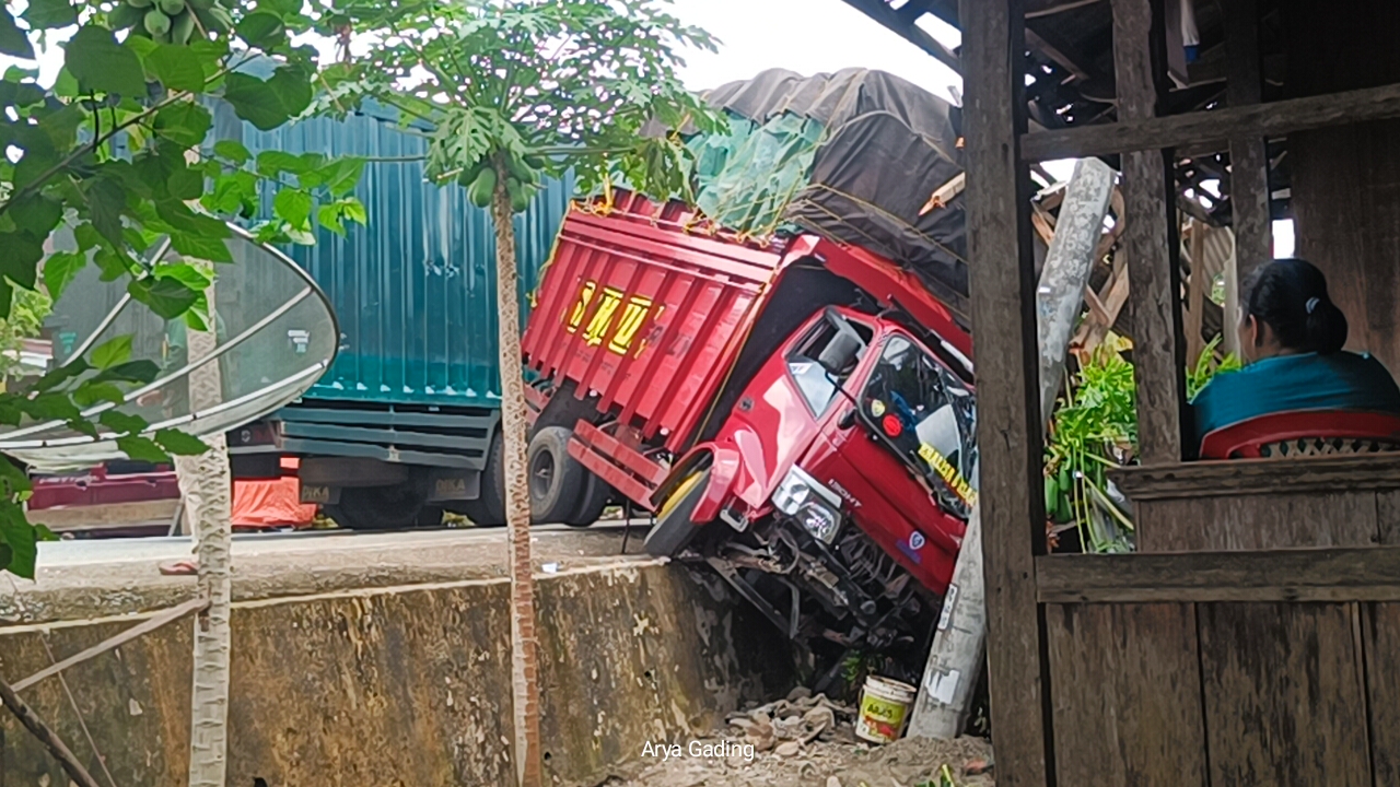 Gara-gara Ini, Truk Ekspedisi Nyaris Masuk Rumah di Seluma, Beruntung Ada Tiang Listrik