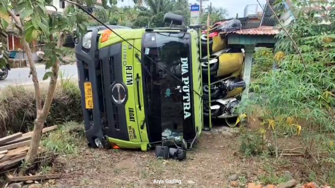 Truk Muatan 40 Unit Sepeda Motor Yamaha Terguling di Talo Seluma